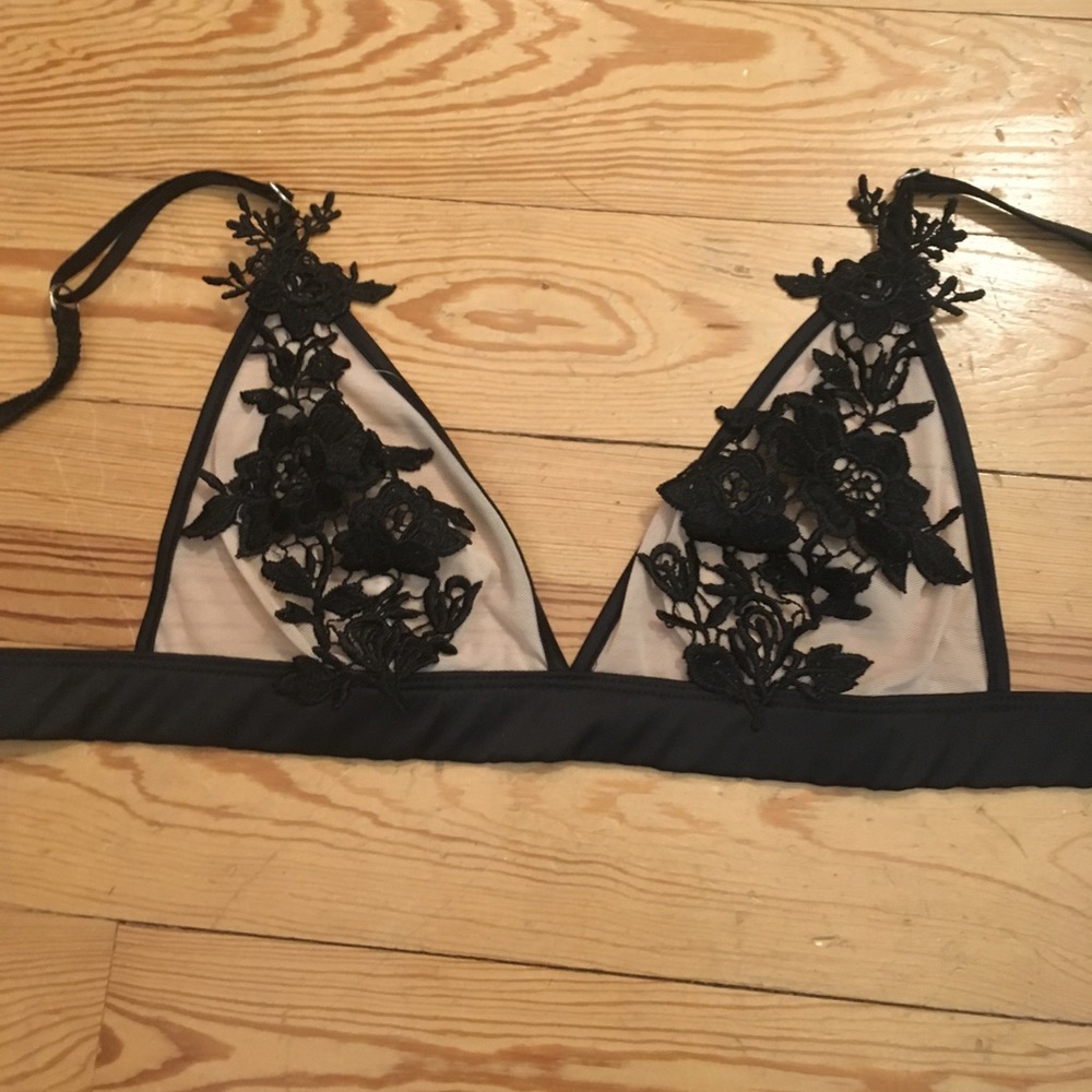 Bralette with mesh and flowers